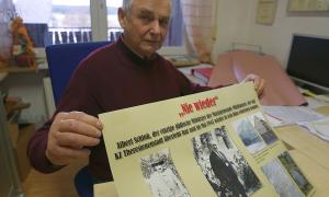 Otto Pröls mit seiner Collage in Gedenken an den Mühlhausener Albert Schloß