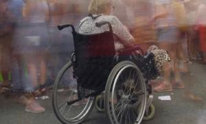 Mensch mit Behinderung im Rollstuhl