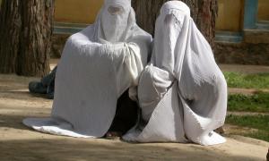 Zwei afghanische Frauen in weißen Burkas