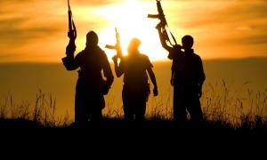 Drei afghanische Kämpfer mit Maschinengewehren