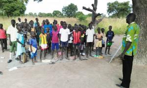 Eine Schulklasse in Südsudan unter einem Baum