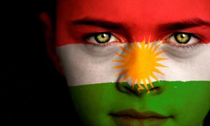 Ein Kindergesicht mit der kurdischen Flagge