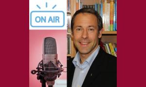 Johannes Schulheiß und ein Podcast-Mikrofon