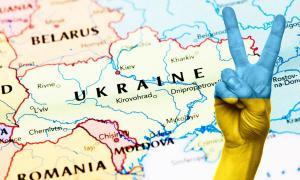 Eine Landkarte der Ukraine und eine Hand, die das Peacezeichen macht