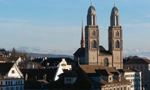 Zürich: Blick auf das Grossmünster und die Alpen