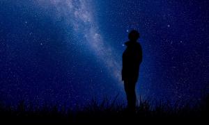 Eine Silhouette eines Mannes vor einem Sternenhimmel