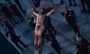 Jesus-Darsteller Frederik Mayet halbnackt am Kreuz