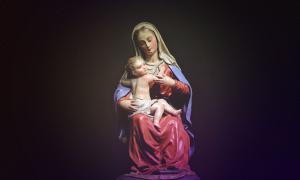 Maria hält den kleinen Jesus im Arm