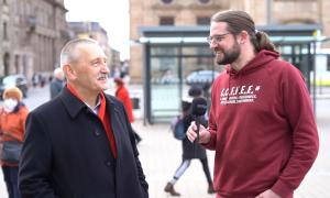 "streettalk"-Moderator Martin spricht mit einem Mann auf dem Erlanger Hugenottenplatz.