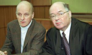 Klaus Geyer sitzt neben seinem Anwalt im Gerichtssaal