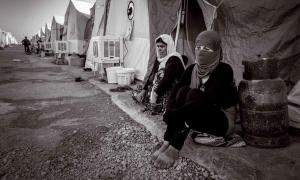 Zwei geflüchtete Frauen in einem irakischen Flüchtlingslager