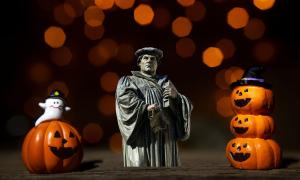 Martin Luther von Halloween-Kürbissen umgeben