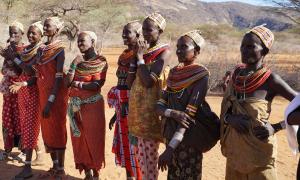 8 Frauen in kenianischer Kleidung