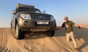 Ein Mann mit einem Jeep in der Wüste
