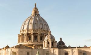 Die Kuppel des Petersdoms im Vatikan