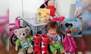Spielzeug, Bücher und Puppen