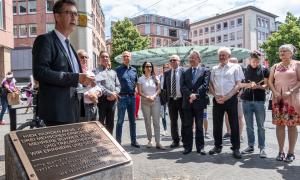 Oberbürgermeister Christian Schuchardt weiht die Gedenkstele am Barbarossaplatz ein. 