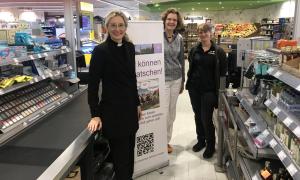 Dekanin Dr. Lobomerski und Pfarrerin Christiane v. Hofacker im Supermarkt