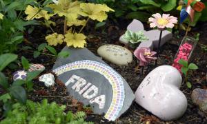 Ein Grabstein, auf dem Frida steht