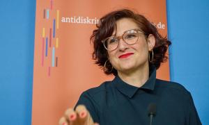 Eine Frau mit Brille, sie lächelt
