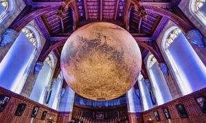 Ein riesiger Planet hängt in einer Kirche