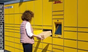 Eine Frau vor gelben Paketboxen