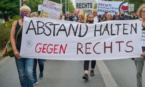 Kundgebung in Rostock-Lichtenhagen am Samstag (27.08.2022) zum Gedenken an die rassistisch und fremdenfeindlich motivierten Ausschreitungen vor 30 Jahren