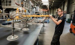 Azubi Tobias Keil vom Metallverarbeitungsunternehmen Franz Hof im mittelhessischen Haiger versetzt eine Blechtafel mit einem Vakuumsauger.
