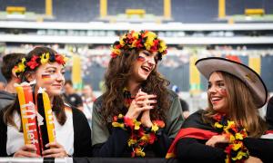 Drei Frauen mit DFB-Fanartikeln