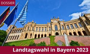 Der bayerische Landtag mit Fahnen davor