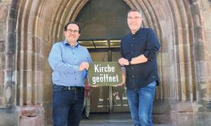 Michael Wolf (links) und Stefan Gehrig vor dem Portal der Nürnberger Jakobskirche