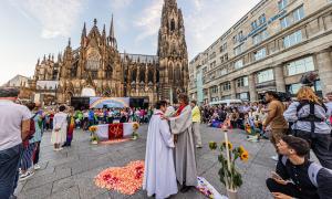 Segnungsgottesdienst für queere Paare vor dem Kölner Dom