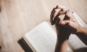 Betende Hände über der Bibel
