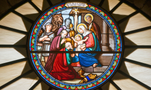 Glasfenster mit Darstellung der Heiligen drei Könige,
