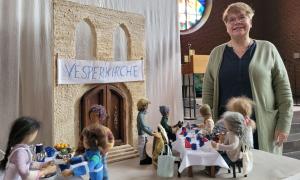 Pfarrerin Marianne Werr vor einem Modell der Vesperkirche, das bereits vorab nach St. Paul einladen soll