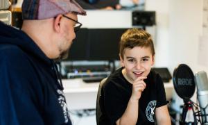 Ein Junge und ein Mann am Mikrofon
