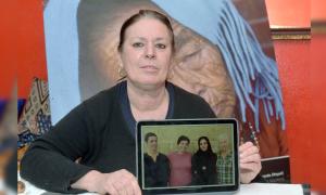 Eine Frau mit einem Tablet, auf dem vier Frauen zu sehen sind