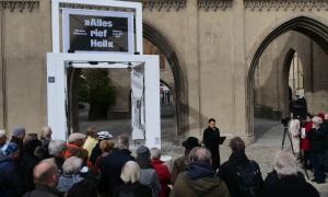 Menschen vor einer Installation mit der Aufschrift "Alles rief Heil"