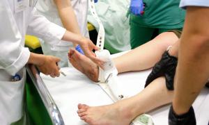 Eine Patientin wird fixiert