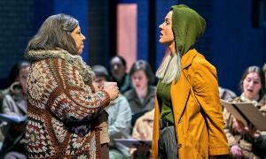 Nadine Weissmann (Mary) und Elisabeth Teige (Senta)