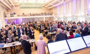 Menschen in einem Saal