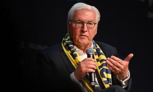 Bundespräsident Frank-Walter Steinmeier spricht ins Mikrofon auf dem Katholikentag