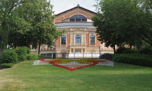 Blick auf die Fassade des Festspielhaus in Bayreuth