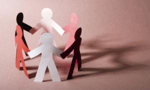 Figuren aus Papier halten sich an den Händen
