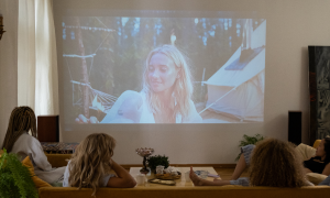 Gemütlicher Filmabend auf dem Sofa