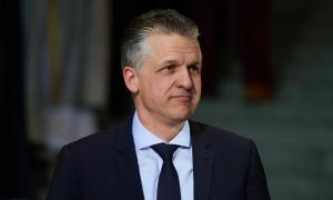 Ein Mann im Anzug mit Krawatte