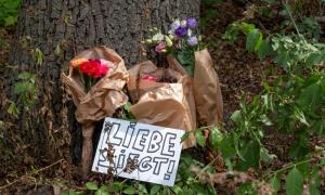 Blumen an einem Baum und ein Schild: "Liebe siegt!"