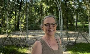 Eine Frau unter Weiden