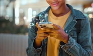 Ein junger Mensch am Smartphone
