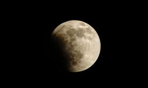 Der Mond mit einem Schatten links unten